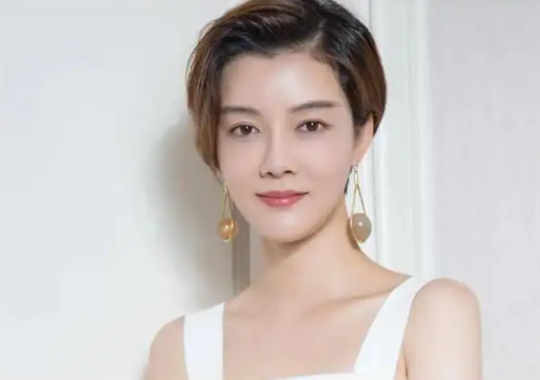 不顾一切嫁给山西富豪的演员车晓,离婚后40岁仍单身