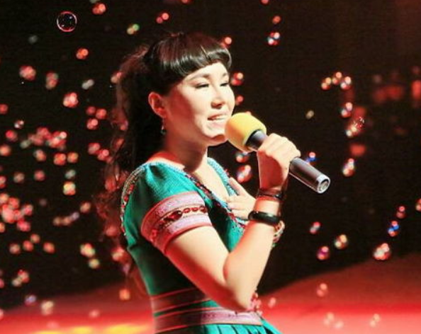 “草原歌后”乌兰托娅:夺回了《套马杆》,父亲却再也听不到