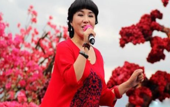 “草原歌后”乌兰托娅:夺回了《套马杆》,父亲却再也听不到