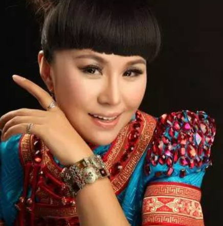 “草原歌后”乌兰托娅:夺回了《套马杆》,父亲却再也听不到