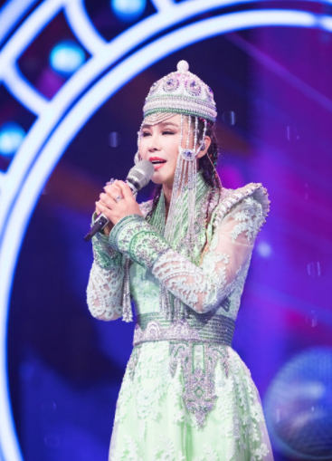 “草原歌后”乌兰托娅:夺回了《套马杆》,父亲却再也听不到