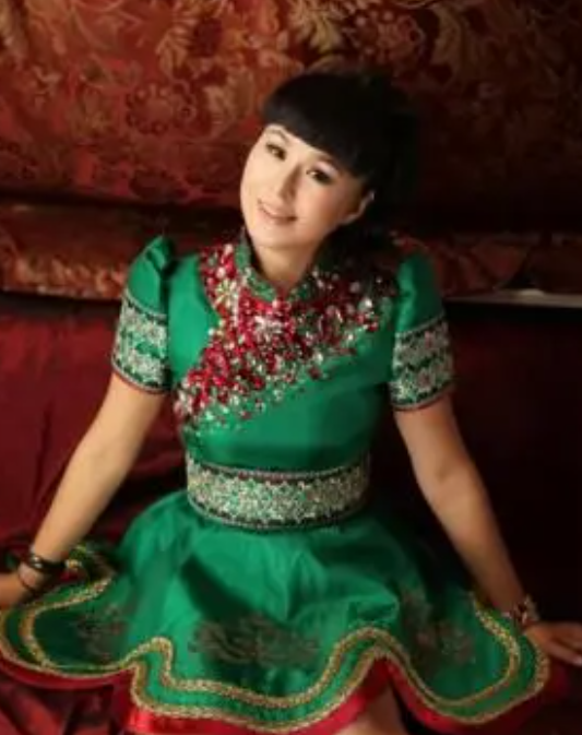 “草原歌后”乌兰托娅:夺回了《套马杆》,父亲却再也听不到