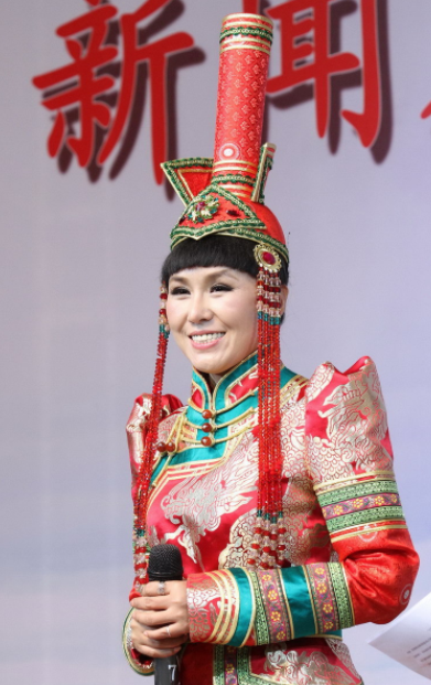 “草原歌后”乌兰托娅:夺回了《套马杆》,父亲却再也听不到