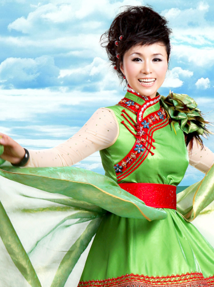 “草原歌后”乌兰托娅:夺回了《套马杆》,父亲却再也听不到