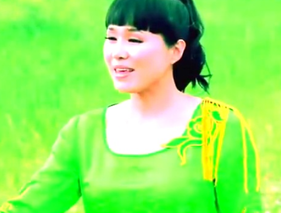 “草原歌后”乌兰托娅:夺回了《套马杆》,父亲却再也听不到