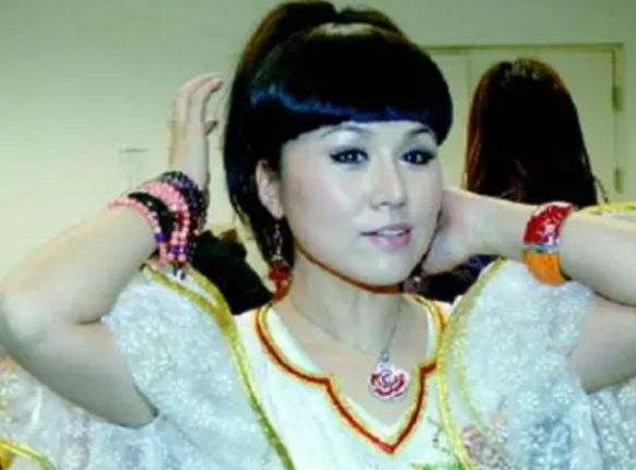 “草原歌后”乌兰托娅:夺回了《套马杆》,父亲却再也听不到