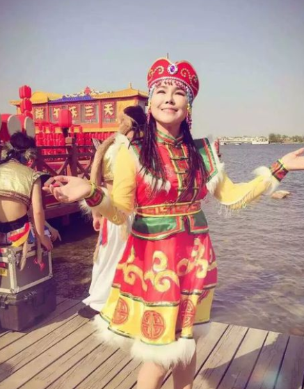 “草原歌后”乌兰托娅:夺回了《套马杆》,父亲却再也听不到