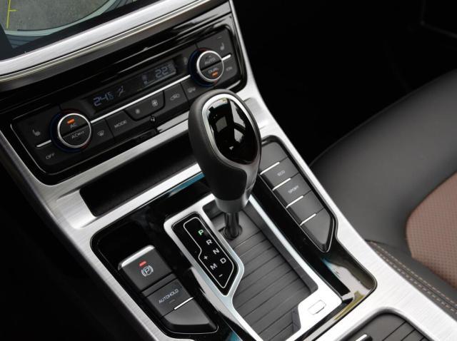 吉利跨界SUV,外观堪称“颜王”,体验全新吉利帝豪GS-