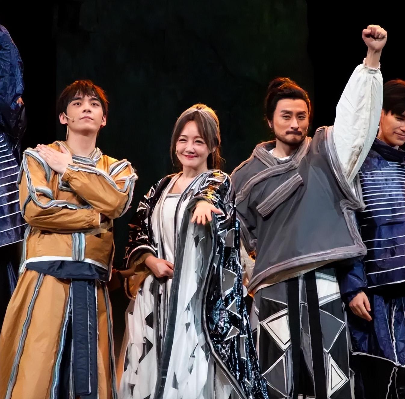 胡歌隐婚生女升级当爸，《县委大院》早有预告，彭于晏该着急了吧