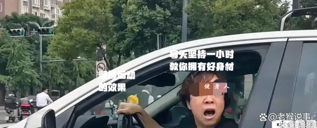 成都私家车拒不让行救护车,女车主怒吼救护车司机:凭什么让你-