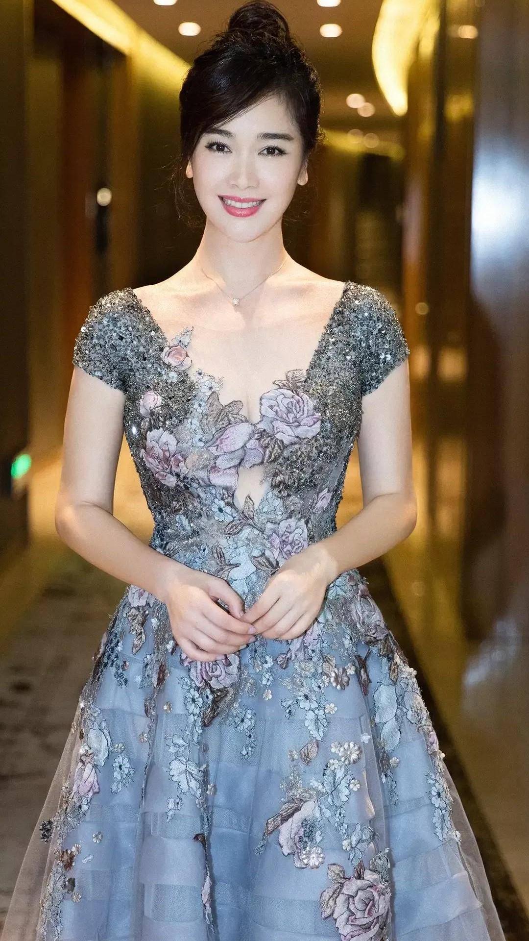 氧气美女左小青个人简介