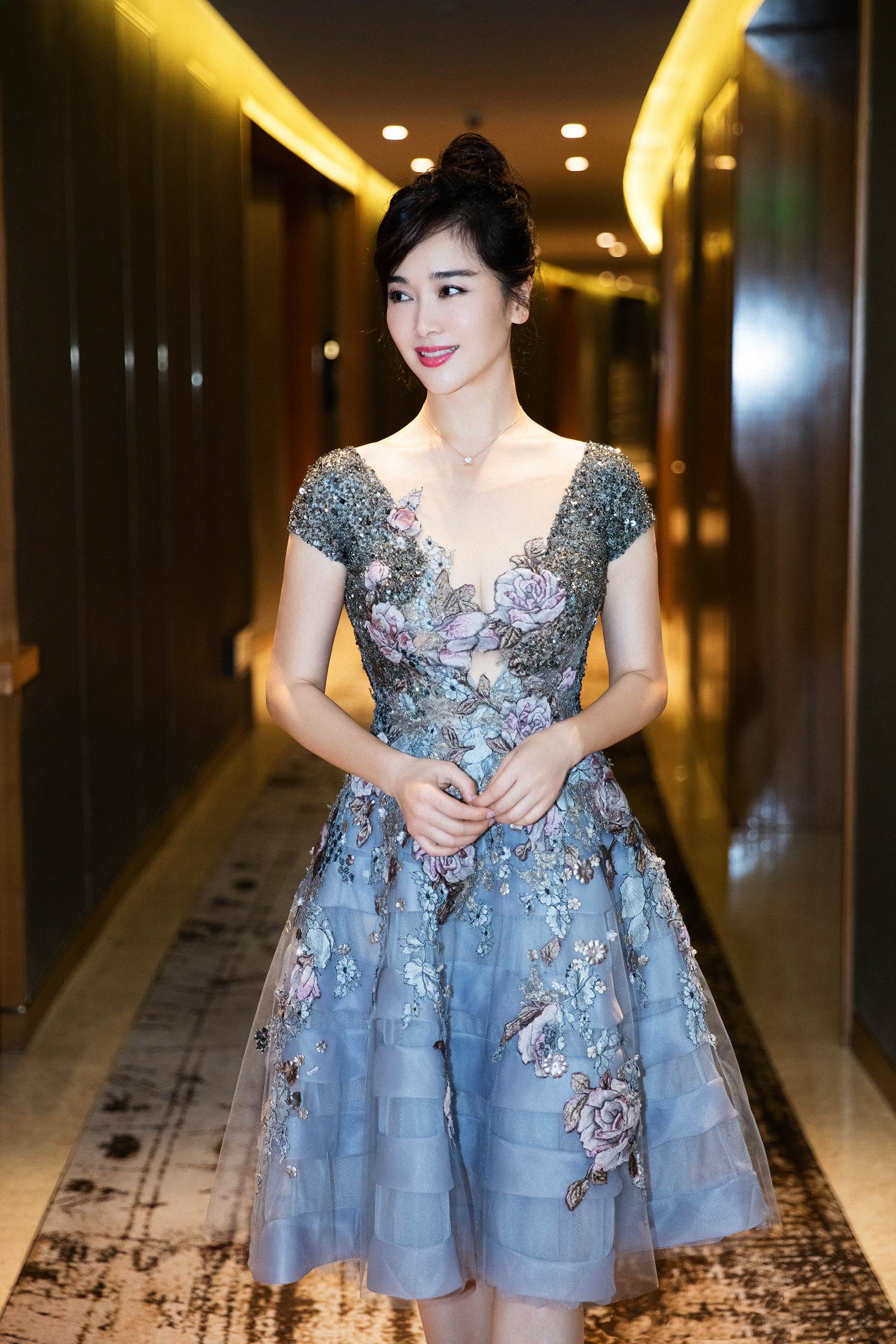 氧气美女左小青个人简介