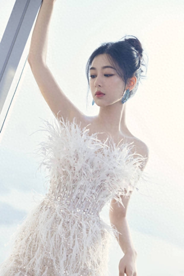 助威第二季！杨紫亮相长相思演唱会 秀光滑美腿