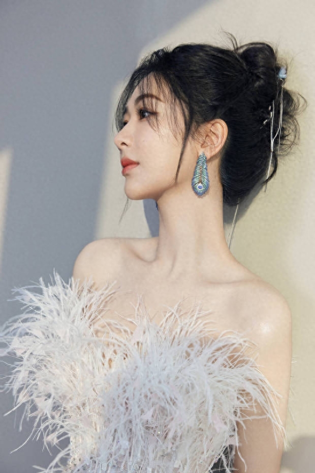 助威第二季！杨紫亮相长相思演唱会 秀光滑美腿