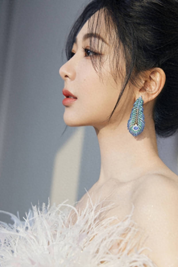 助威第二季！杨紫亮相长相思演唱会 秀光滑美腿