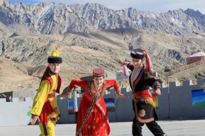 塔吉克舞蹈视频 塔吉克舞蹈的基本动作示范