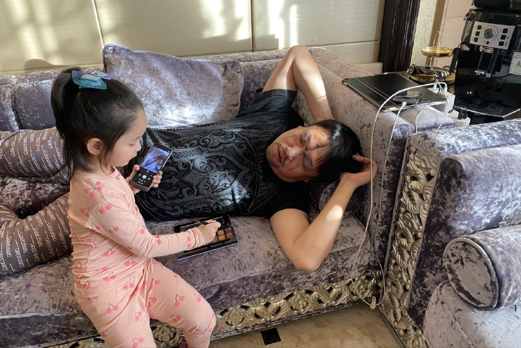 三次登上春晚，喜剧演员贾冰，与妻子同框如