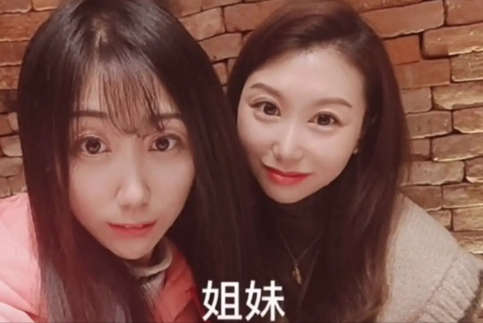 三次登上春晚，喜剧演员贾冰，与妻子同框如