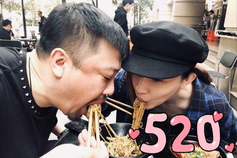 三次登上春晚，喜剧演员贾冰，与妻子同框如