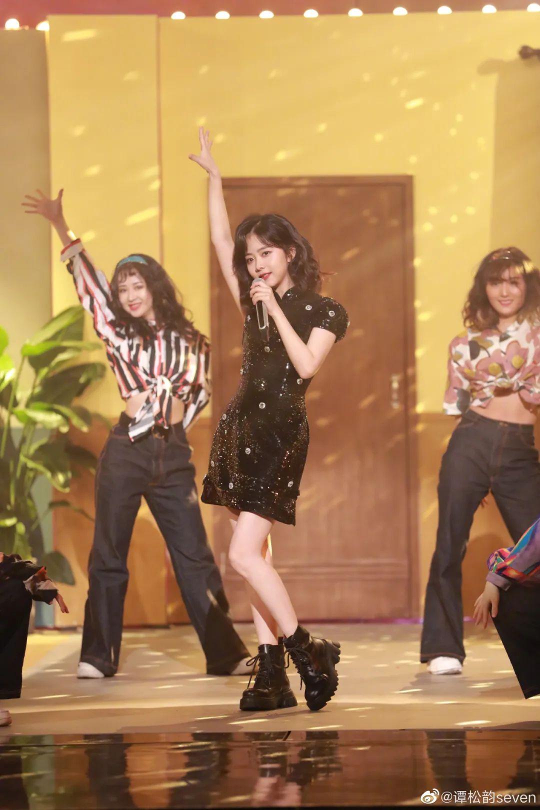 谭松韵的港风造型杀疯了？简直梦回九十年代