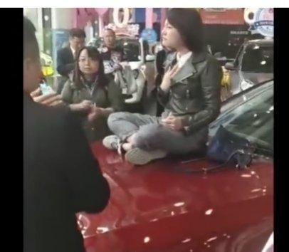 女车主“撒泼”大闹4s,奔驰官方终于回应:道歉-