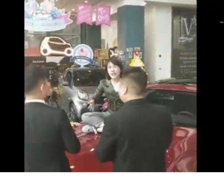 女车主“撒泼”大闹4s,奔驰官方终于回应:道歉-
