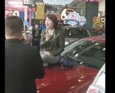 女车主“撒泼”大闹4s,奔驰官方终于回应:道歉-