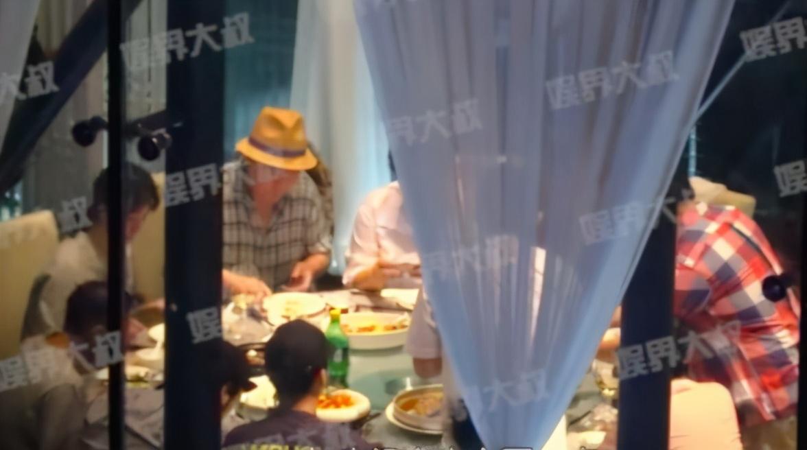 戏骨倪大红现身外甥女婚礼，戴胸花当证婚人，妻子还是倪萍的妹妹