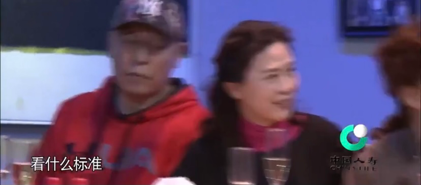 戏骨倪大红现身外甥女婚礼，戴胸花当证婚人，妻子还是倪萍的妹妹