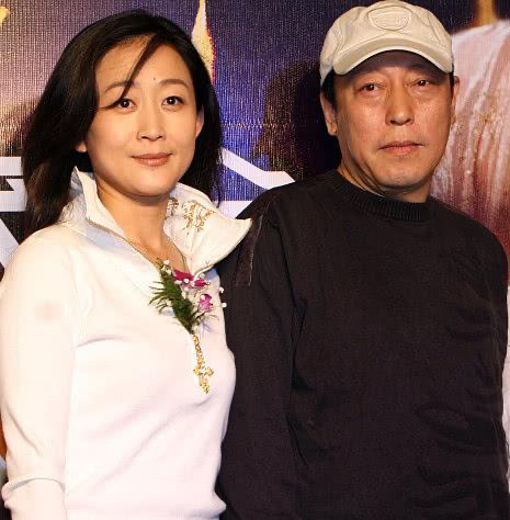 戏骨倪大红现身外甥女婚礼，戴胸花当证婚人，妻子还是倪萍的妹妹