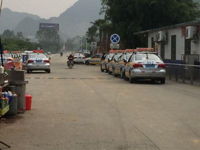 ​考生科目三考试，朋友开车在后面帮忙拦车，网友：有什么意义？