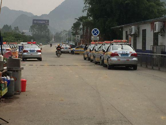 考生科目三考试，朋友开车在后面帮忙拦车，网友：有什么意义？-