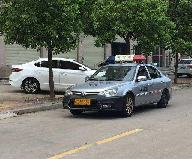 考生科目三考试，朋友开车在后面帮忙拦车，网友：有什么意义？-
