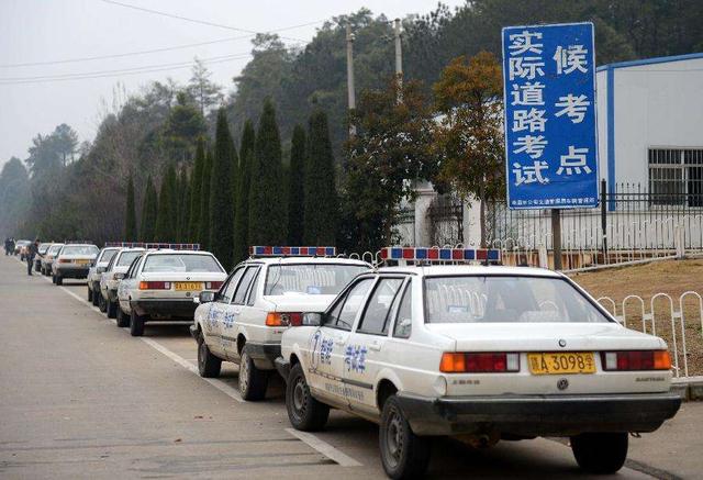 考生科目三考试，朋友开车在后面帮忙拦车，网友：有什么意义？-