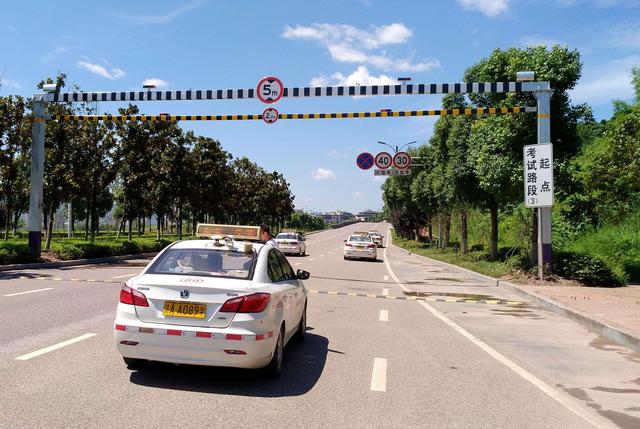 考生科目三考试，朋友开车在后面帮忙拦车，网友：有什么意义？-