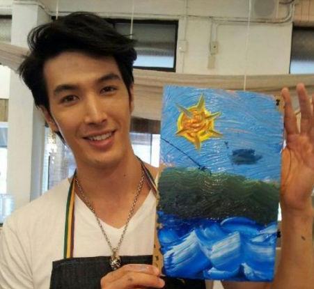 蔡依林前男友锦荣被爆出和混血模特当众拥吻，疑似恋情石锤