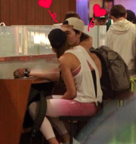 蔡依林前男友锦荣被爆出和混血模特当众拥吻，疑似恋情石锤