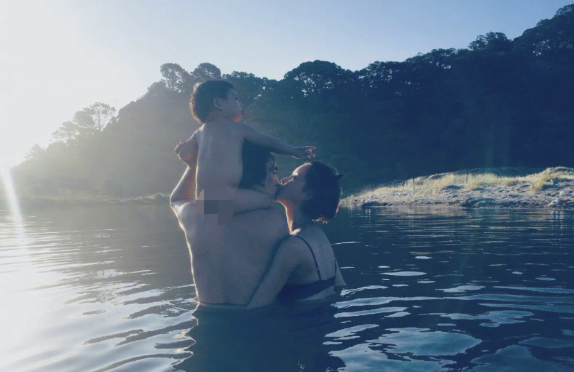 袁弘晒接吻照秀恩爱！扛起儿子毫不费力，张歆艺穿泳衣大秀好身材