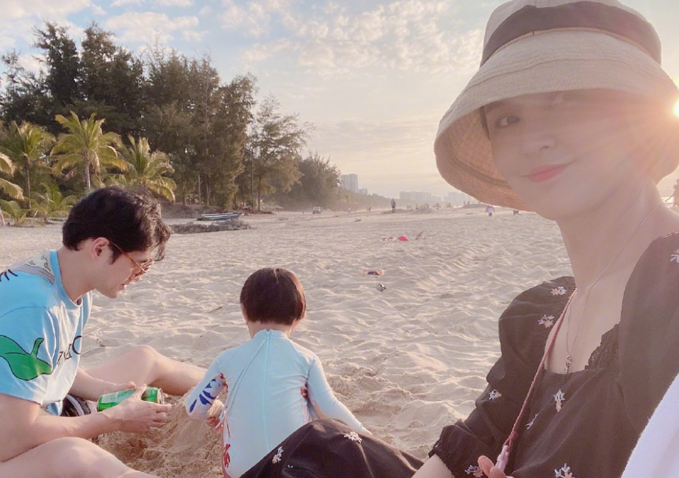 袁弘晒接吻照秀恩爱！扛起儿子毫不费力，张歆艺穿泳衣大秀好身材