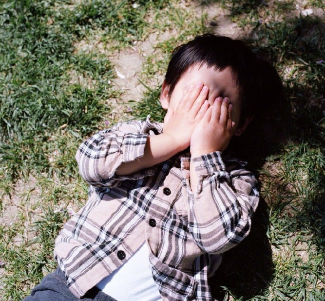 袁弘晒接吻照秀恩爱！扛起儿子毫不费力，张歆艺穿泳衣大秀好身材