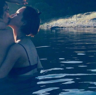 袁弘晒接吻照秀恩爱！扛起儿子毫不费力，张歆艺穿泳衣大秀好身材