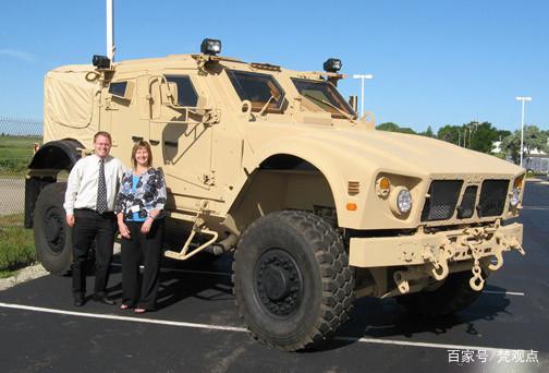 速度面前坚固是相对的，看奇葩的装甲车事故-