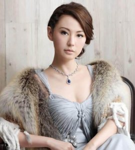 突然登上热搜的刘心悠,在悠悠时光中,活成了港式旧美人