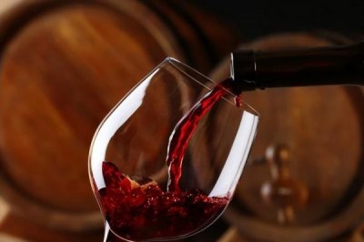 一个b标志的红酒(带b字母的红酒)