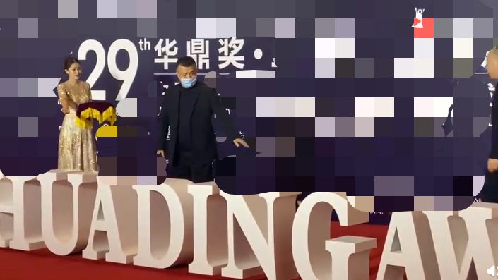 0岁倪大红红毯亮相，黑色西装显年轻，康洪雷戴口罩拍照略尴尬"