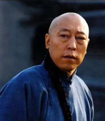 0岁倪大红红毯亮相，黑色西装显年轻，康洪雷戴口罩拍照略尴尬"