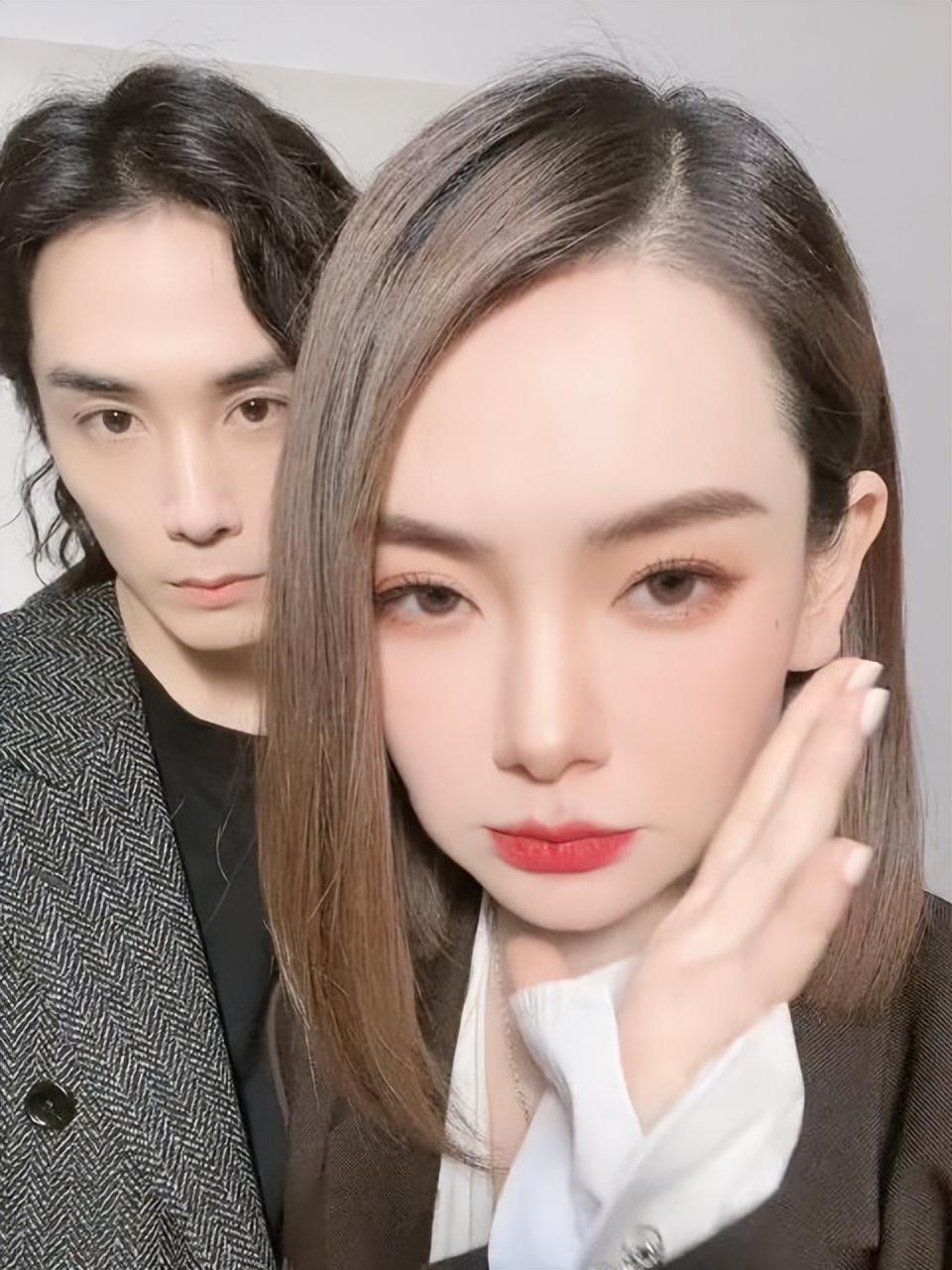 戚薇二胎终于官宣,李承铉亲自请网友“吃瓜”,绘图合照爱意满满