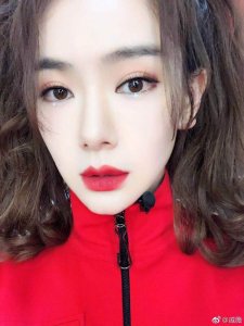 ​戚薇晒了张照片，她的眼妆成功吸引了注意力，太有高级感了