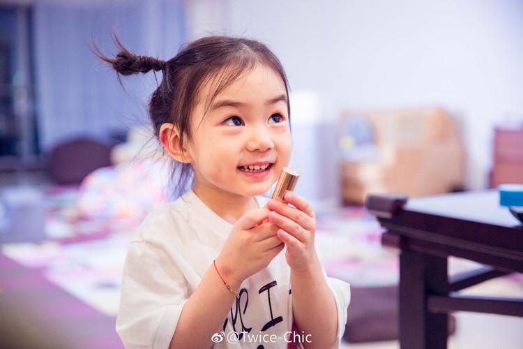 戚薇晒了张照片,她的眼妆成功吸引了注意力,太有高级感了