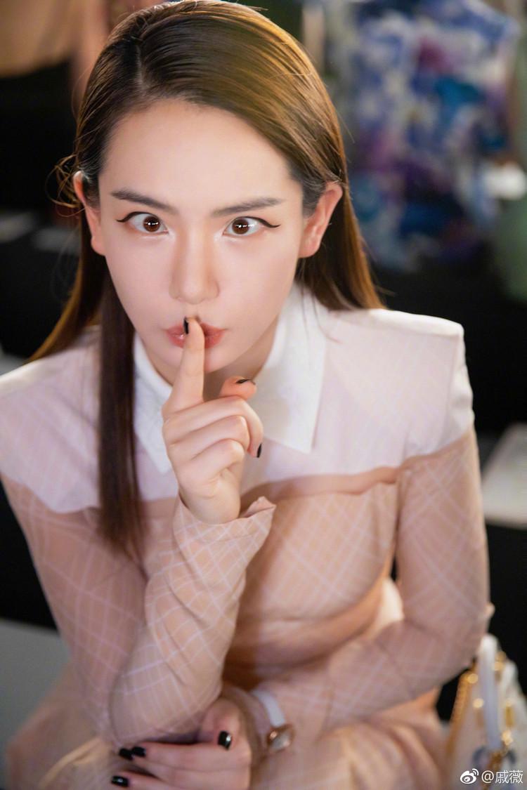 戚薇晒了张照片,她的眼妆成功吸引了注意力,太有高级感了